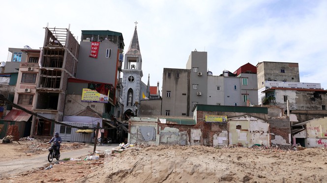 Super-tiny houses remain a problem in Hanoi