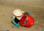 Sanitation workers battle rubbish in Ha Long Bay