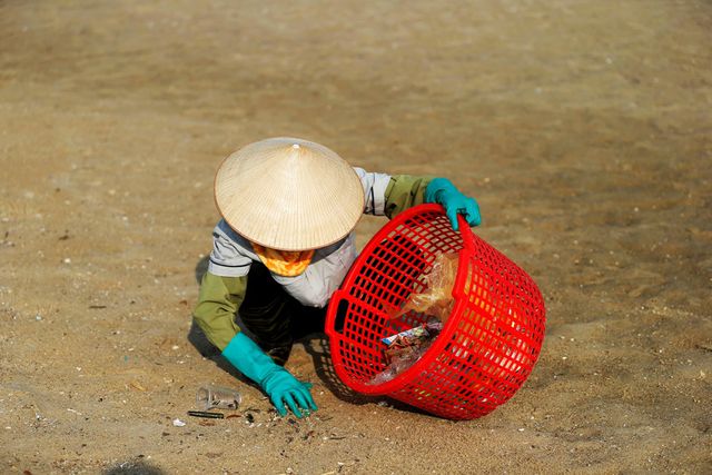 Sanitation workers battle rubbish in Ha Long Bay