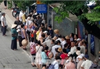 Hanoi: Hundreds of old people queue to get free bus pass