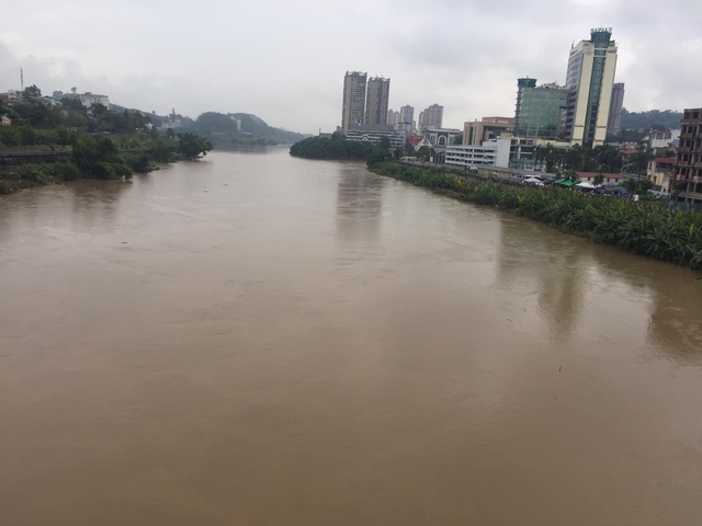 Red River water level rises as Chinese dam opens floodgates