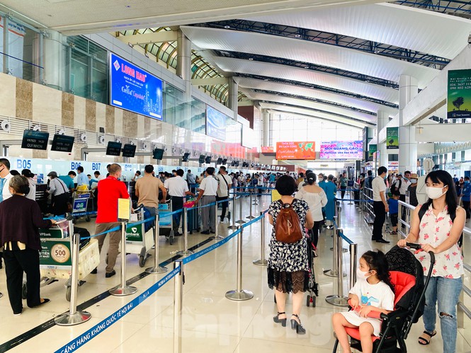 Noi Bai Airport busy as domestic travel resumed