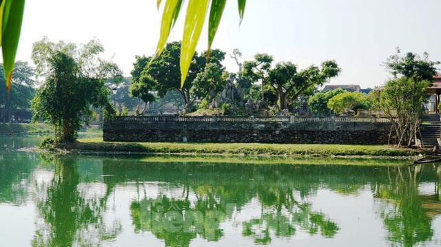 Free entry to famous Hue lake