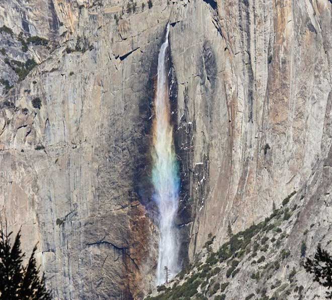 Cầu vồng thác nước hiếm gặp ở Công viên quốc gia Yosemite