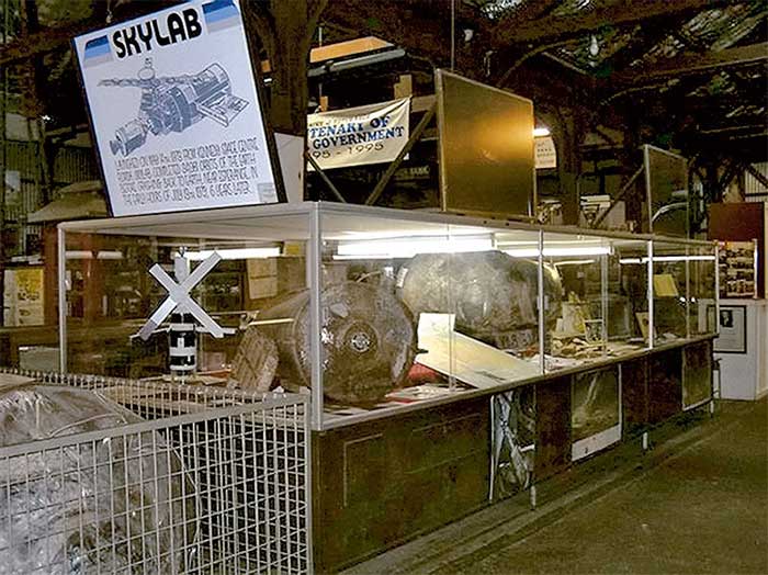 Nhiều mảnh vỡ lớn được người dân tại thị trấn Esperance thu lượm sau khi Skylab rơi xuống Trái đất.