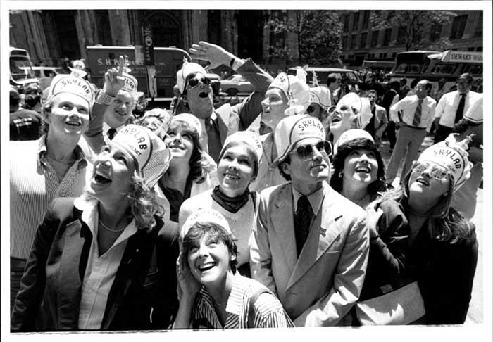 Một nhóm người tại New York chờ đón Skylab rơi xuống đất vào tháng 7/1979.