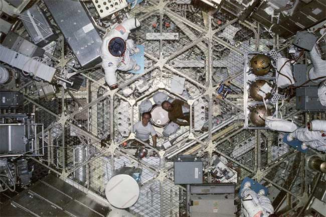 Không gian bên trong trạm vũ trụ Skylab.