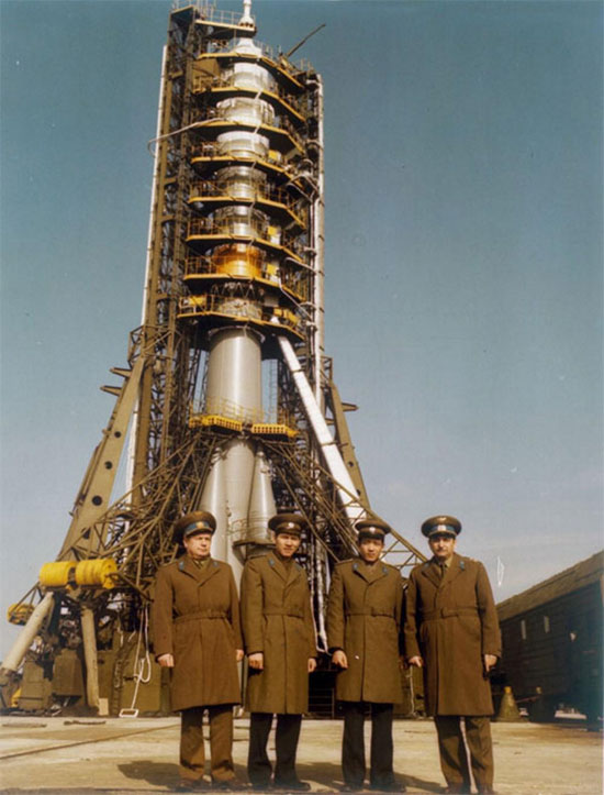 Từ trái sang là Viktor Gorbatko, Phạm Tuân và hai phi hành gia dự bị Bùi Thanh Liêm, Valery Bykovsky chụp ảnh bên cạnh Soyuz 37.