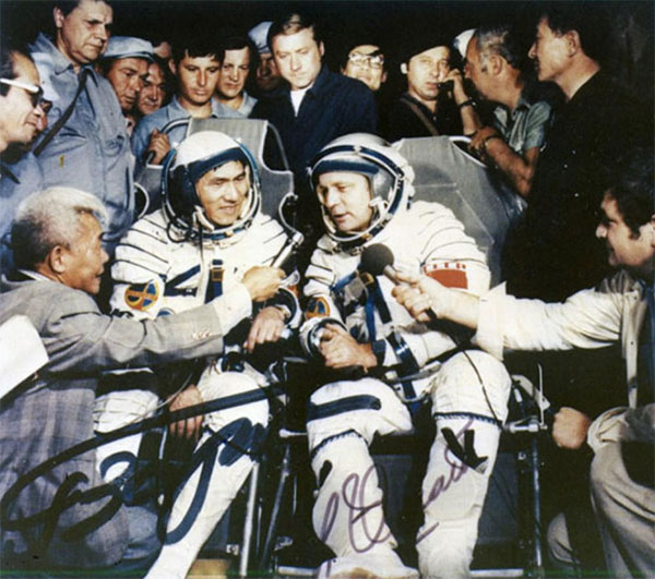 Phóng viên báo đài Liên Xô phỏng vấn hai nhà du hành vũ trụ vừa hoàn thành sứ mệnh của mình.