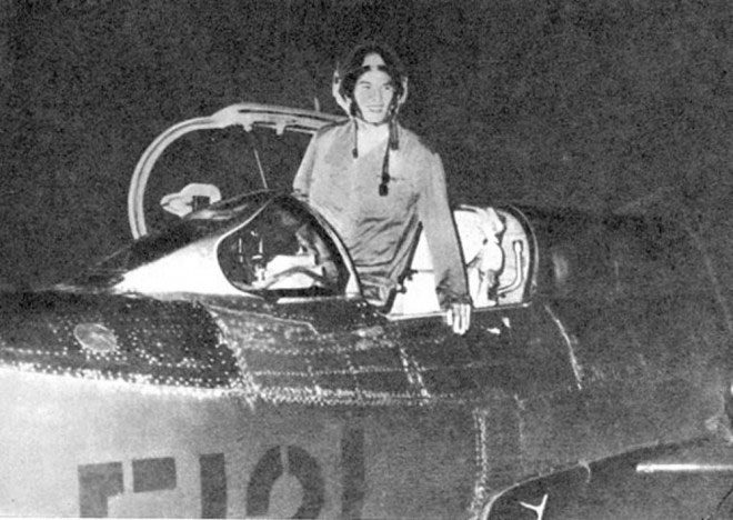 Phi công Phạm Tuân vào đêm 27/12/1972 trước khi cất cánh thực hiện nhiệm vụ