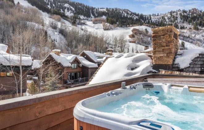 Biệt thự gỗ 45 triệu USD giữa rừng tuyết đẹp như cổ tích - Hình 10