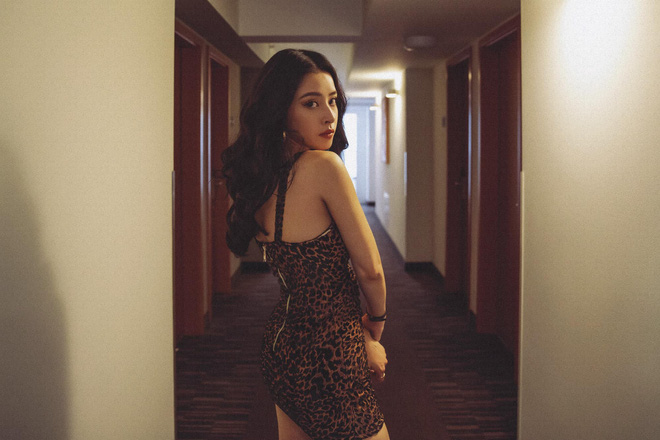 Chi Pu mặc siêu ngắn, khoe thân hình đồng hồ cát khi đi diễn ở trời Tây - 1