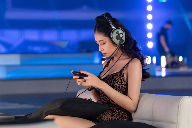 Chi Pu mặc siêu ngắn, khoe thân hình đồng hồ cát khi đi diễn ở trời Tây - 5