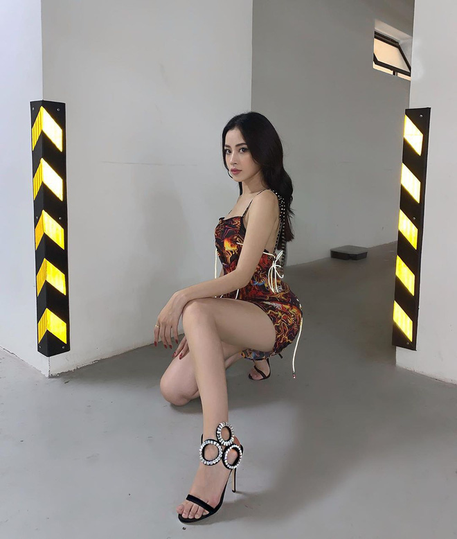 Chi Pu mặc siêu ngắn, khoe thân hình đồng hồ cát khi đi diễn ở trời Tây - 9