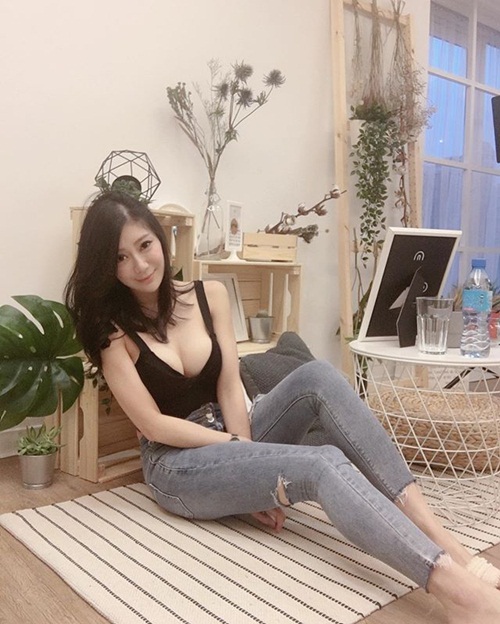 Va chạm xe cộ, cô gái bất ngờ nổi tiếng vì quá đỗi gợi cảm - 4