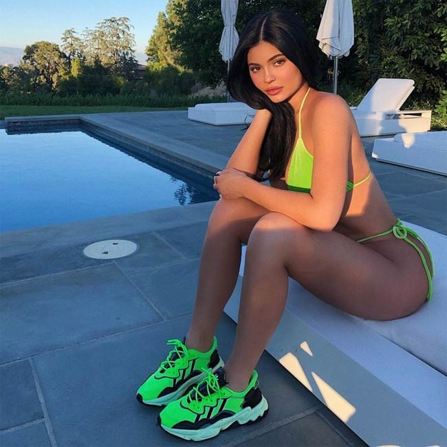 Kylie cũng chứng minh độ chất chơi khi phối áo tắm màu neon rực rỡ với giày thể thao cùng màu. Sự cá tính và hòa hợp của set đồ khó có thể bàn cãi.