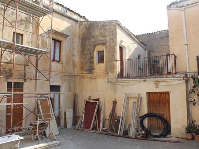 Sambuca là nơi từng rao bán các ngôi nhà giá 1 USD. Nhiều ngôi nhà đã được rao bán, một số đã được bán, một số đang được cải tạo.