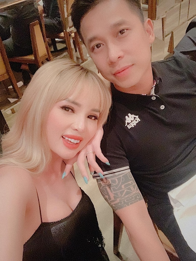 Việt Huê - bà xã Lê Hoàng (The Men) được khen ngày càng xinh đẹp và nóng bỏng hơn dù đã làm mẹ của hai nhóc tỳ. Cách đây không lâu, cô gây chú ý khi nhuộm tóc màu bạch kim làm tôn lên làn da trắng sứ khiến nhiều cô gái phải ghen tỵ,