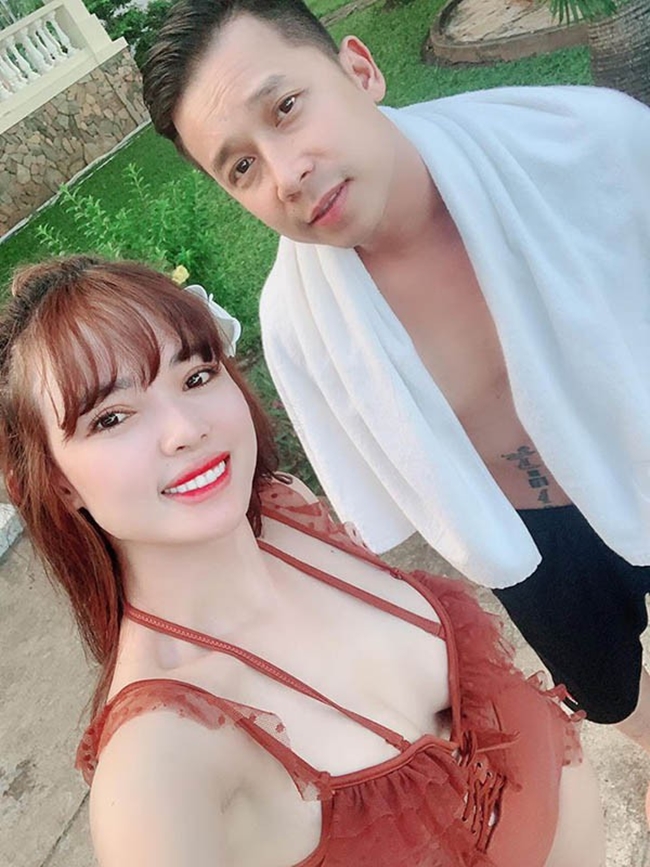 Về phía Lê Hoàng, trong một lần phỏng vấn, nam ca sĩ cho biết, anh vẫn luôn có tư tưởng thoải mái và tin tưởng vợ.