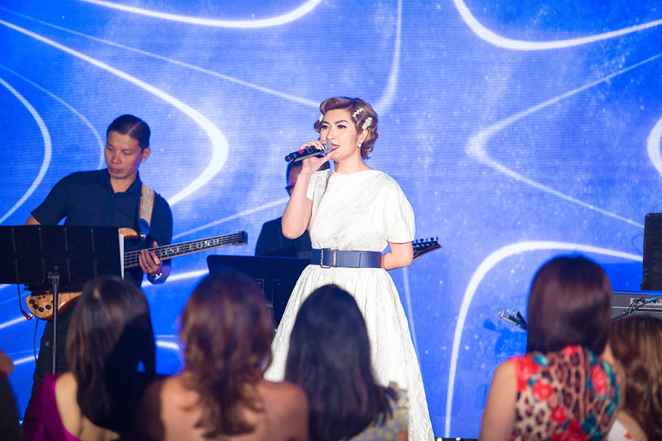 Hồng Nhung giàu cỡ nào khi đeo nhẫn 30.000 USD, lái Lamborghini 500.000 USD? - 6