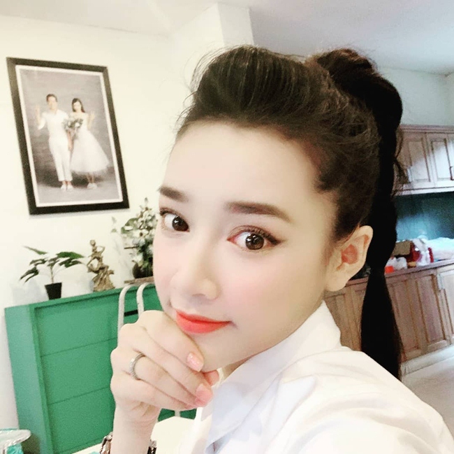 Nhã Phương khéo léo đăng ảnh selfie khoe nhan sắc xinh đẹp trong căn nhà ở Tp. HCM của hai vợ chồng. Đây là lần hiếm hoi người hâm mộ thấy bà xã Trường Giang khoe ảnh nhà cửa trên mạng xã hội.