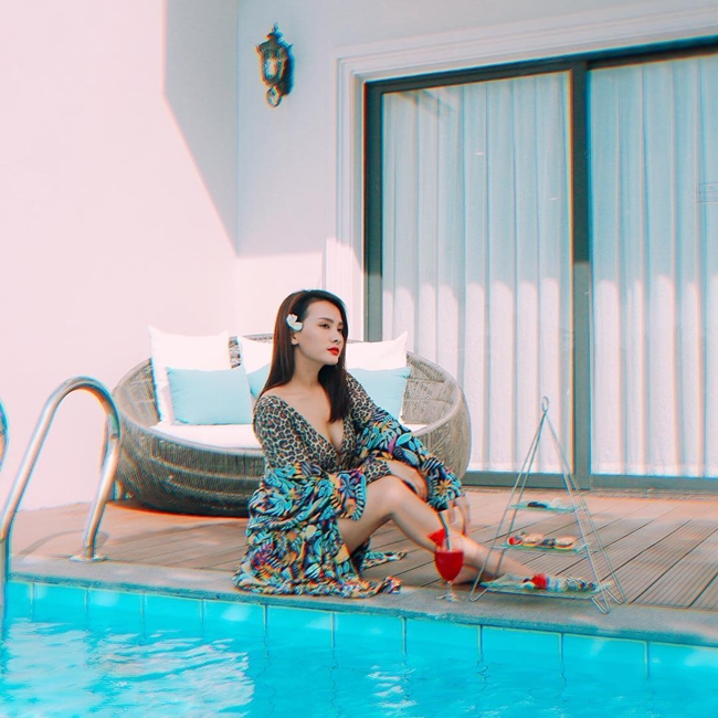 Trên thực tế, căn biệt thự được vợ chồng Bảo Thanh mua và lên ý tưởng thiết kế từ năm 2018. Nữ diễn viên 9X từng bày tỏ niềm mơ ước có một căn nhà mở cửa ra là có thể chạy ào ra biển vào cuối năm 2018: