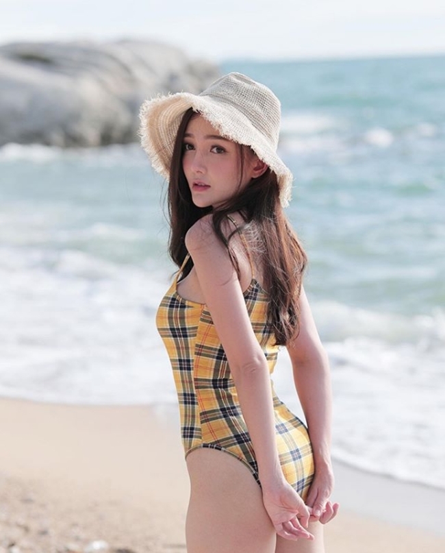 Sở hữu nước da trắng hồng, gương mặt thanh tú cùng ba vòng với tỷ lệ vàng song Rossarin Klinhom rất hiếm khi khoe thân một cách phản cảm.