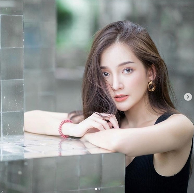 Xinh đẹp, gợi cảm cũng chẳng kém ai nhưng ở cô người mẫu tự do toát lên vẻ mong manh, thoát tục tựa các tiên nữ hạ phàm.