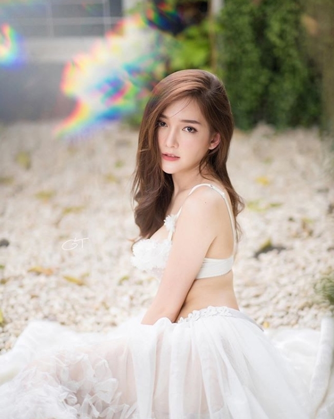 Dù còn trẻ nhưng Rossarin Klinhom đã có ý thức sử dụng các sản phẩm chống lão hóa từ sớm.