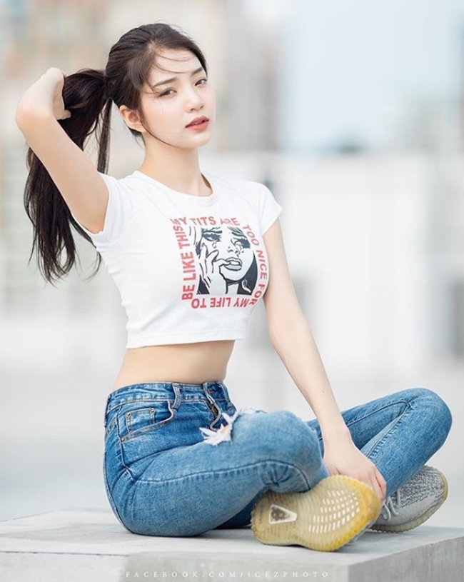 Dẫu vậy, người đẹp sở hữu không ít khoảnh khắc đốt mắt với các trang phục gợi cảm.