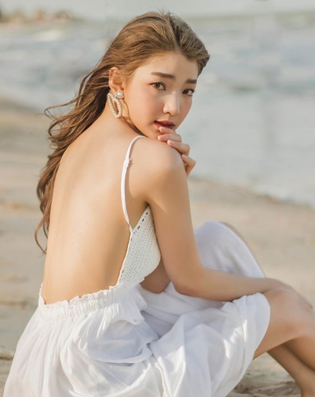 Trước khi xuống phố, người đẹp thường thoa kem chống nắng kỹ càng và dùng son môi màu tươi tắn, phù hợp với lứa tuổi.