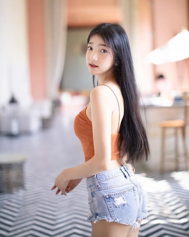 Ngoài thói quen luyện tập không biết mệt mỏi, Anun Sasinun còn chăm ăn các thực phẩm đẹp da đẹp dáng như sữa chua, nước dừa cũng như các loại nước ép hoa quả.