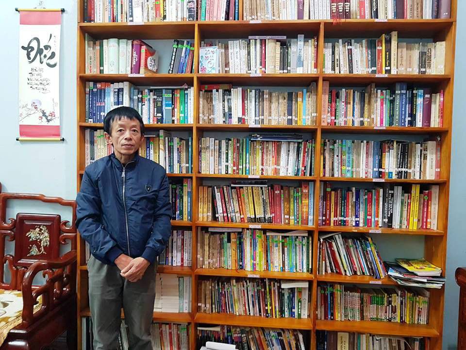 Thầy Đông cùng tủ sách gia đình phục vụ miễn phí các em học sinh và người dân.