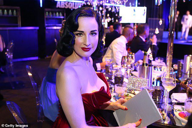 Nhan sắc đáng ngưỡng mộ của vũ nữ thoát y U50 Dita Von Teese