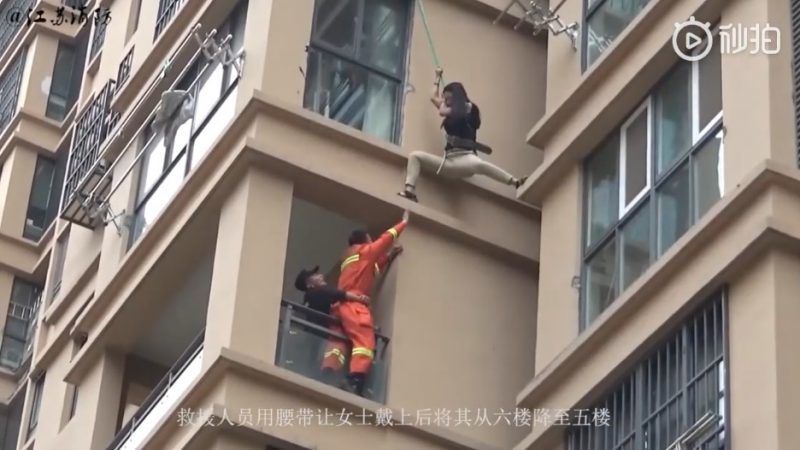 Cô gái liều lĩnh trèo từ tầng 6 chung cư ra ngoài để thoát khỏi bạn trai - 3