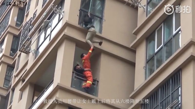 Cô gái liều lĩnh trèo từ tầng 6 chung cư ra ngoài để thoát khỏi bạn trai - 4