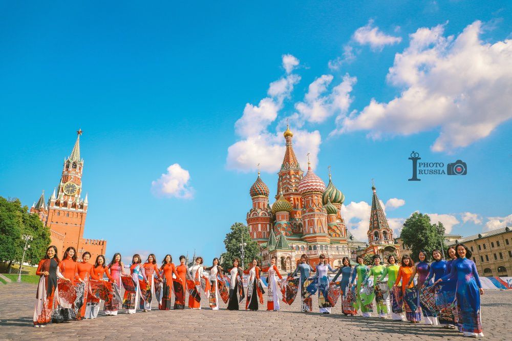 Rạng rỡ áo dài Việt trước cung điện Kremlin - 1