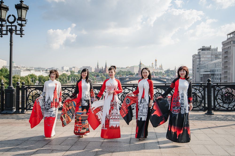 Rạng rỡ áo dài Việt trước cung điện Kremlin - 5