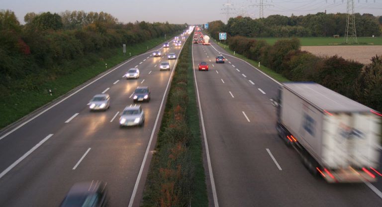 Đường Autobahn cũng có giới hạn tốc độ