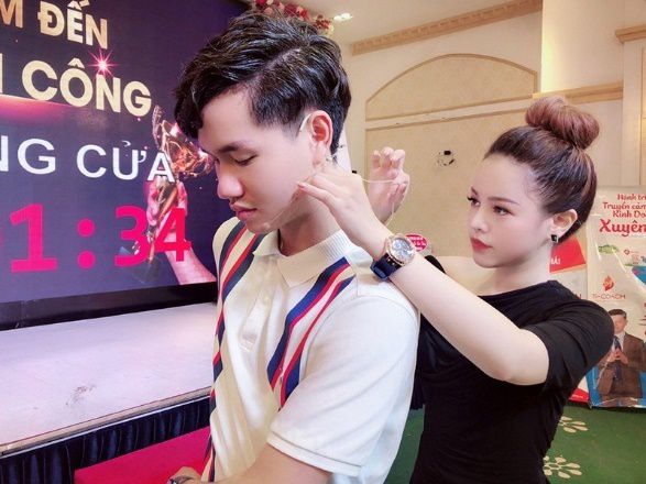 Nhân vật trong bức ảnh chồng xấu vợ đẹp: “Khi vợ bạn mặc đẹp, thì bạn mặc gì cũng sang” - 5