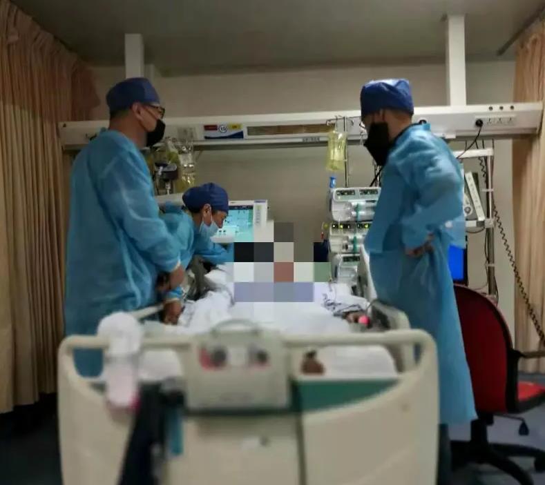 Thiếu niên 16 tuổi suýt chết vì uống trà sữa mỗi ngày