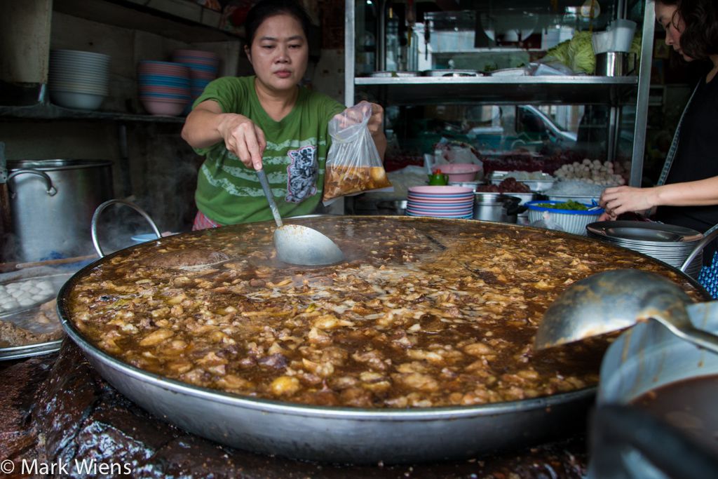 Độc đáo món bò hầm liên tục trong gần nửa thế kỷ tại Thái Lan