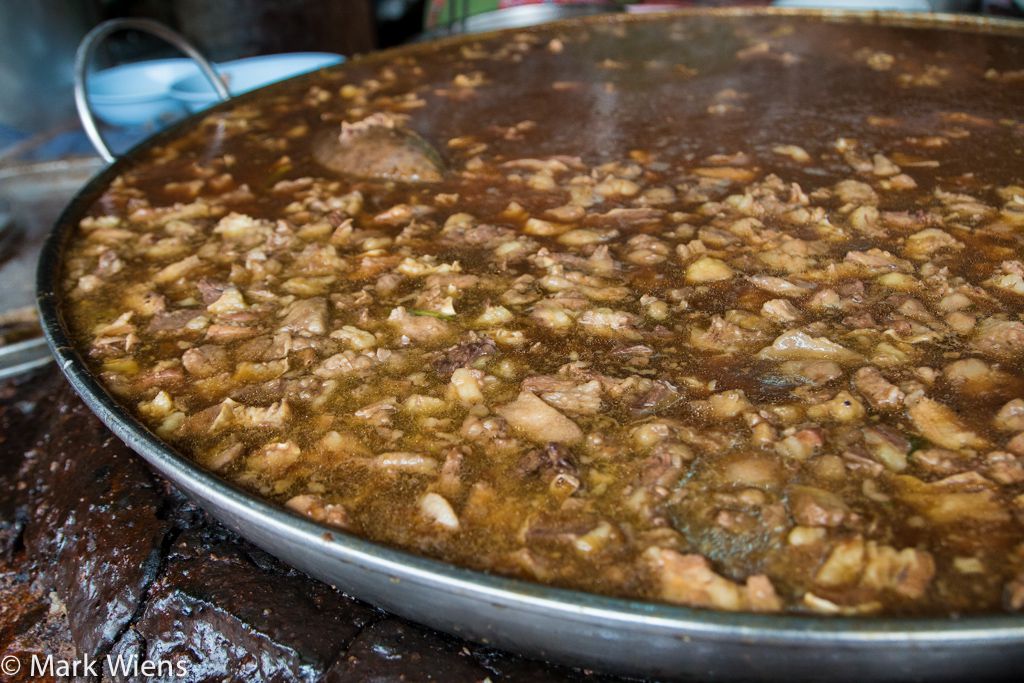 Độc đáo món bò hầm liên tục trong gần nửa thế kỷ tại Thái Lan! - 1