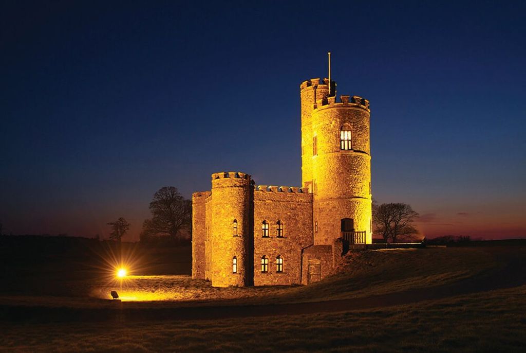 Lâu đài trung cổ tuyệt đẹp từ thế kỷ 18 với những tòa tháp và sân bay trực thăng được rao bán với giá 1,25 triệu bảng