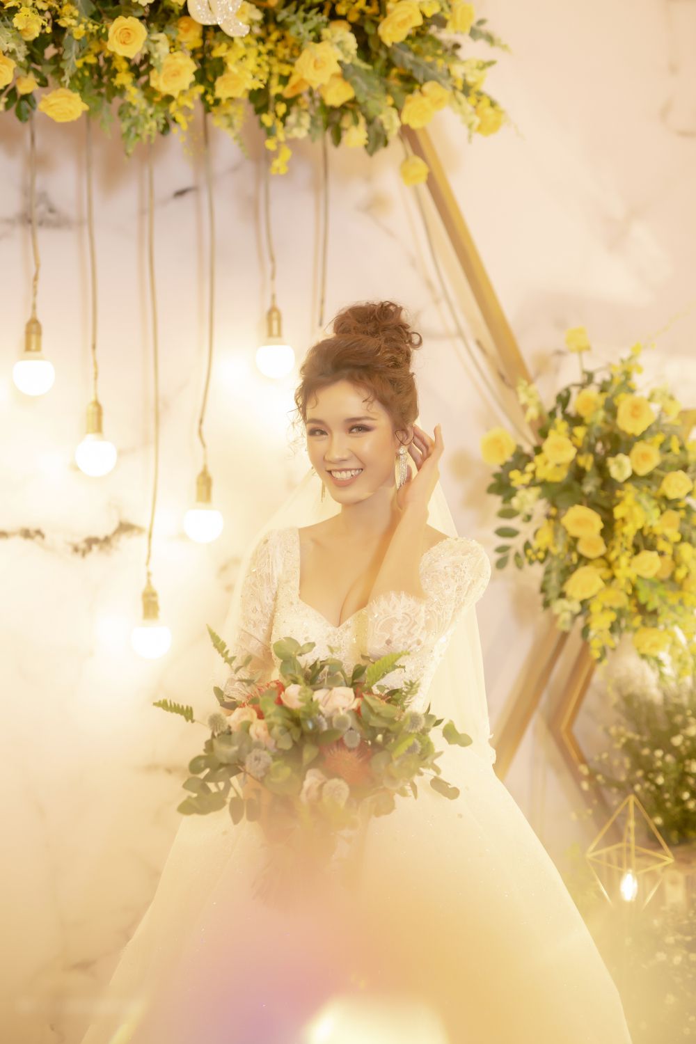 Đám cưới ngập trong vàng, tiền của đạo diễn chuyển giới và Á quân “Solo cùng Bolero” - 9