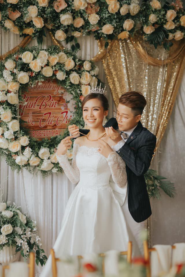 Những khoảnh khắc tuyệt đẹp trong ngày cưới của Yunbin đã được lưu giữ lại trong bộ ảnh cưới đầy lãng mạn và ngọt ngào. Hãy cùng ngắm nhìn những hình ảnh tuyệt vời này và cảm nhận bầu không khí lãng mạn của ngày trọng đại.