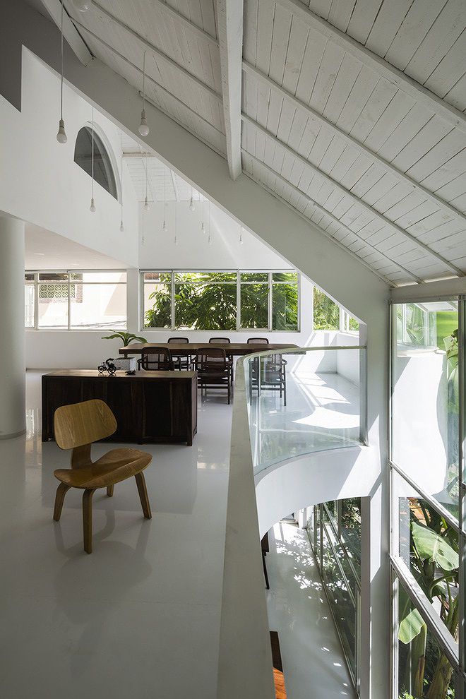 Nhà cũ nát bỗng nguy nga như cung điện trong mơ nhờ kính và cây - 5