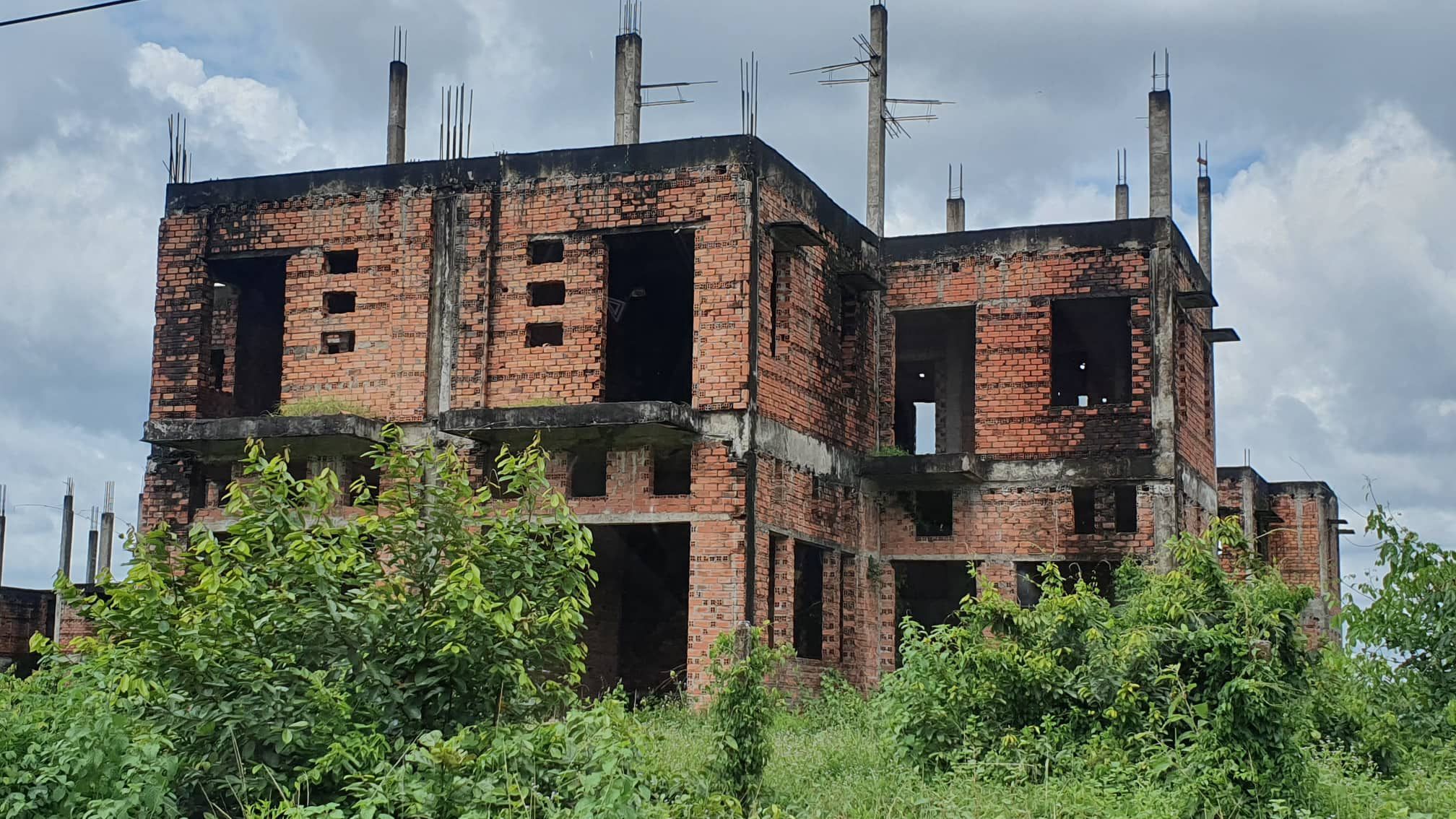 La liệt chung cư, biệt thự bỏ hoang ở Nhơn Trạch