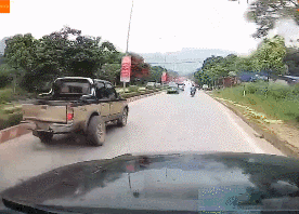Hài hước xe bán tải đang đi rụng bánh trên đường phố Việt