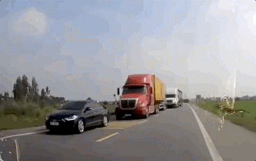 Tài xế container bẻ lái bất ngờ như muốn giết người